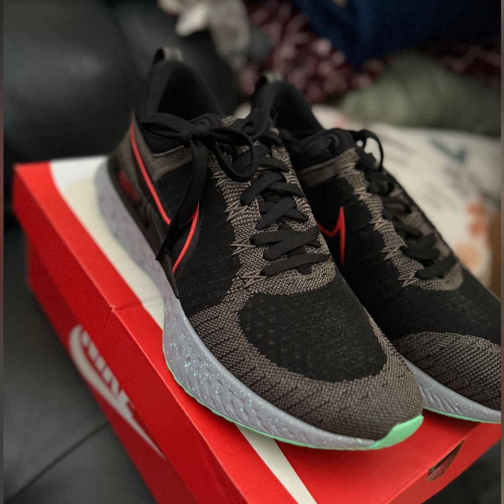 Nike Men's Black and Gray Running Shoes